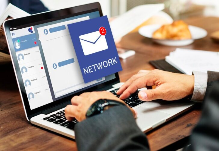 Pessoa no computador recebendo um e-mail marketing B2B