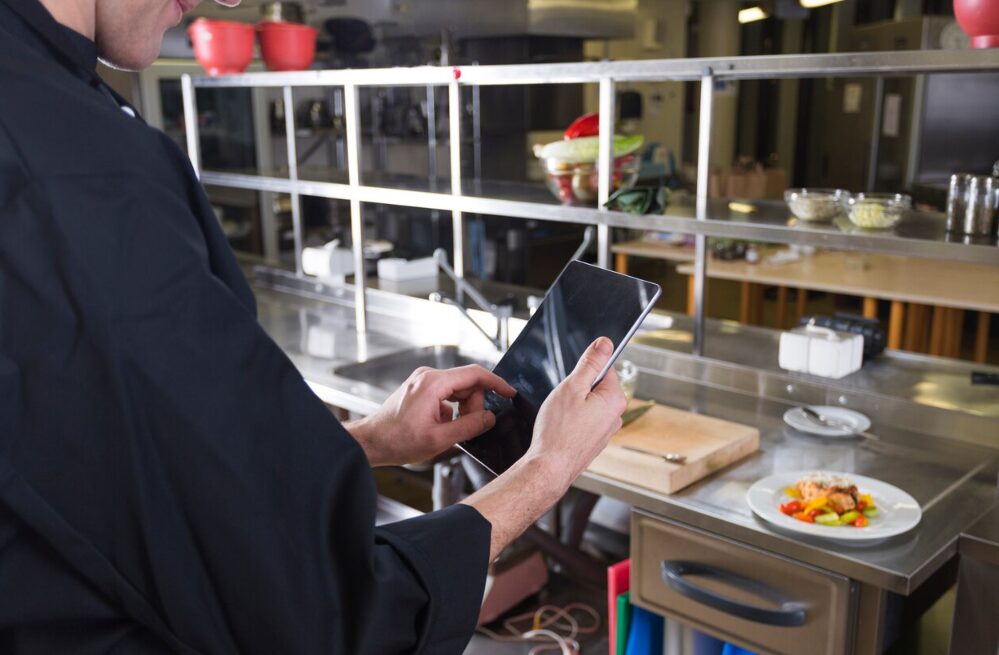 trabalhador em um food service