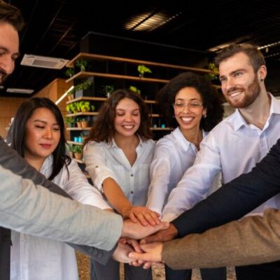 equipe de vendas fazendo dinâmicas de vendas