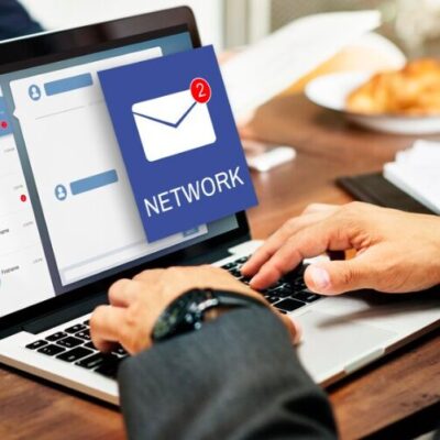 Pessoa no computador recebendo um e-mail marketing B2B