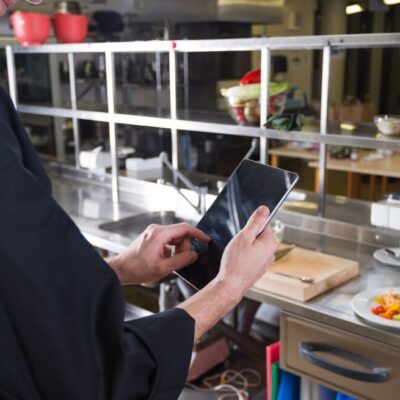 trabalhador em um food service