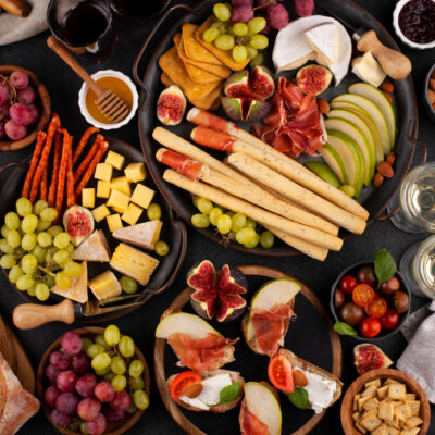 Tendência no setor de alimentos e bebidas - pessoas buscam por alimentação mais saudável e orgânica. Foto de uma mesa cheia de alimentos.