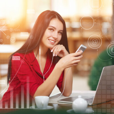 Transformação digital em vendas - mulher realizando compras usando dispositivos eletrônicos